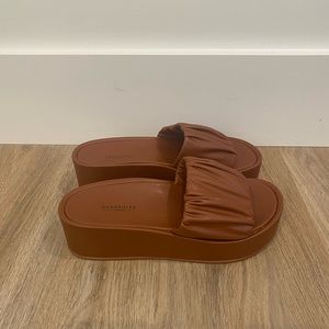 Aerosols NWT and box. Super comfy everyday platforms. Size 6.